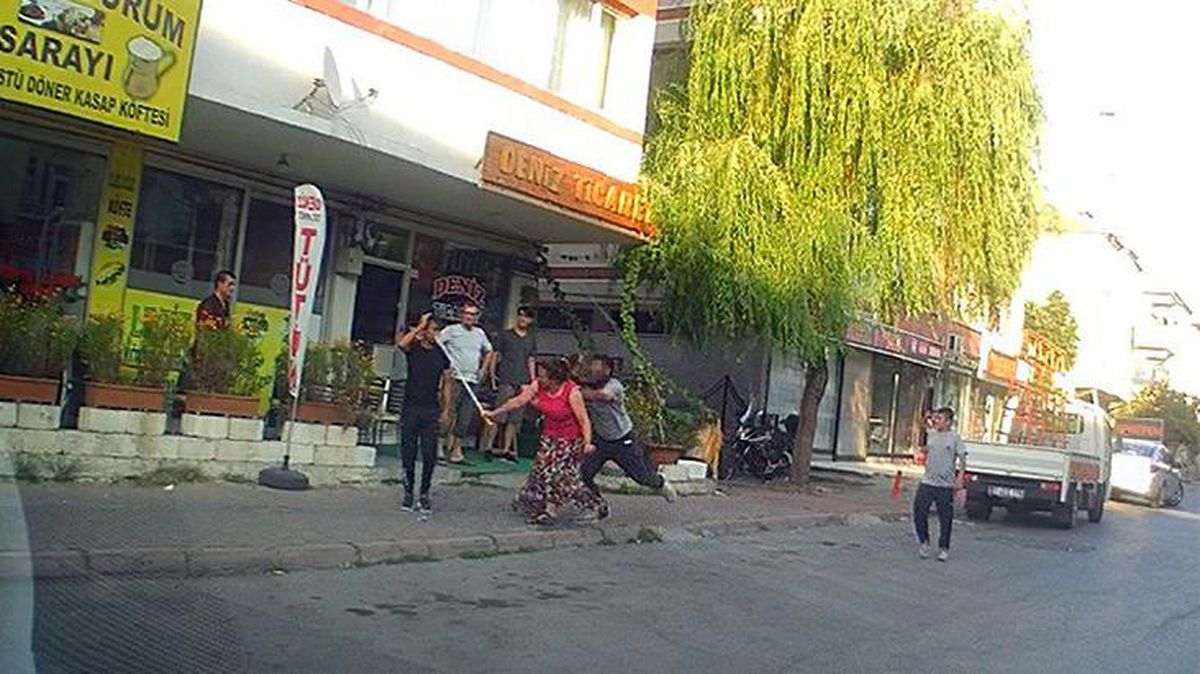 Eli sopalı kadın, önüne gelen erkeği dövdü ayırmaya gelenleri ise tokatladı