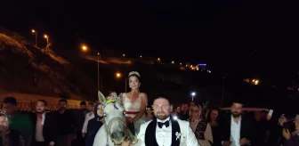 Gelin, kayınvalidesinin hayalini gerçekleştirmek için düğün yerine at üstünde geldi