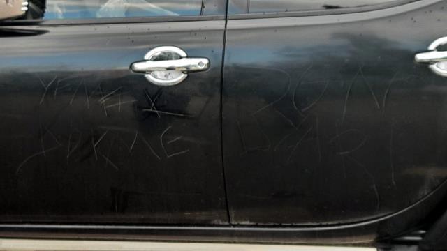 Hayvansever akademisyeni, aracına 'Yemek dökme son uyarı' yazıp tehdit ettiler