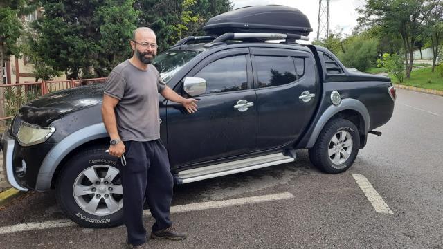 Hayvansever akademisyeni, aracına 'Yemek dökme son uyarı' yazıp tehdit ettiler