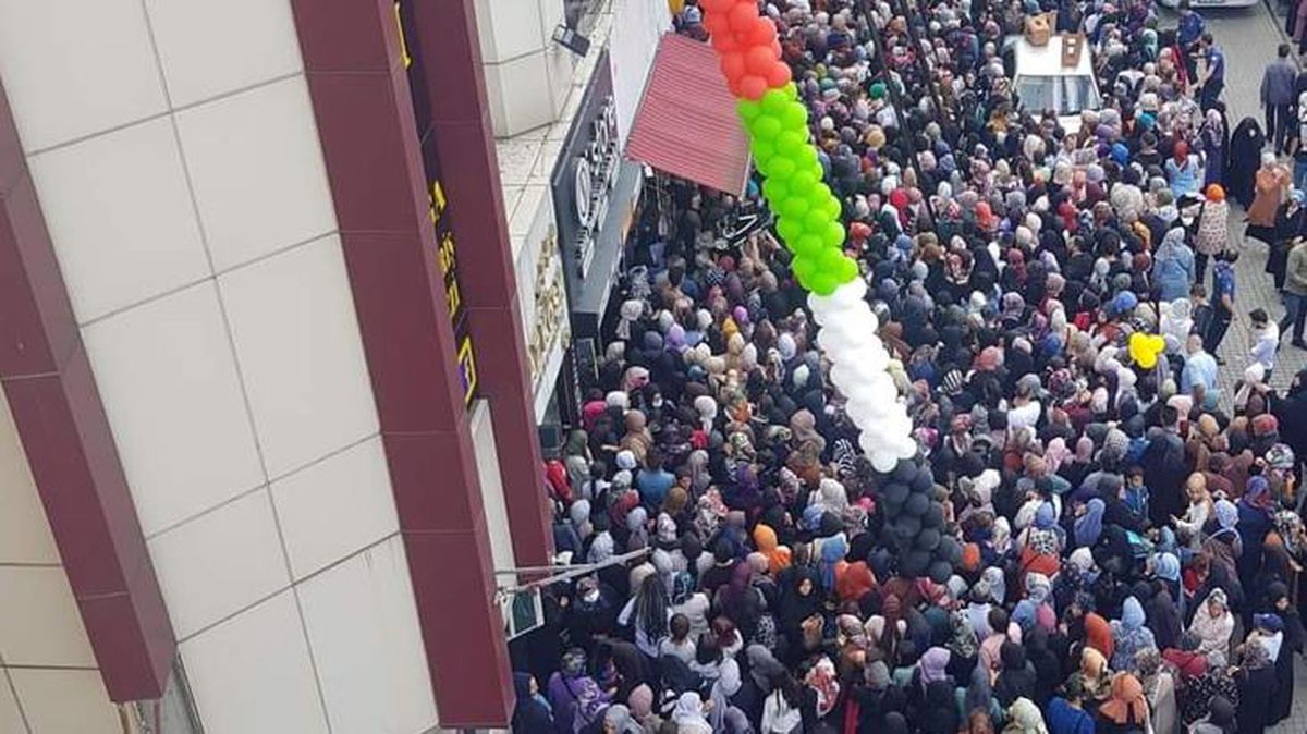 İndirimi duyan vatandaş mağazaya koştu, izdiham olunca polis kepenkleri kapattırdı