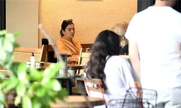 Yönetmen Orhan Oğuz, Arka Sokaklar'ın genç oyuncusuyla görüntülendi Yönetmen Orhan Oğuz, Arka Sokaklar'ın genç oyuncusuyla görüntülendi