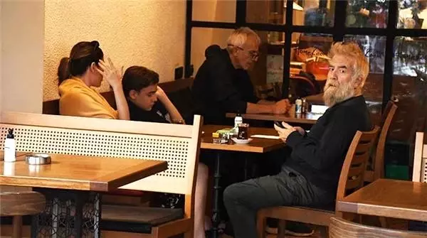 Yönetmen Orhan Oğuz, Arka Sokaklar'ın genç oyuncusuyla görüntülendi Yönetmen Orhan Oğuz, Arka Sokaklar'ın genç oyuncusuyla görüntülendi