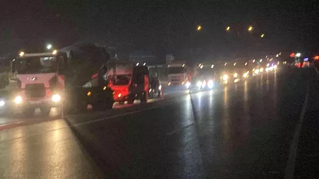 Mersin'deki dev yangın karayoluna ve Silifke'ye kadar sıçradı! Araçlar alternatif yola yönlendiriliyor Mersin'deki dev yangın karayoluna ve Silifke'ye kadar sıçradı! Araçlar alternatif yola yönlendiriliyor