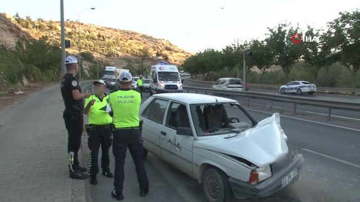 Son dakika haber... Otomobilden yola düşen eşyasını almaya çalışırken arkadan gelen otomobilin çarptığı adam hayatını kaybetti
