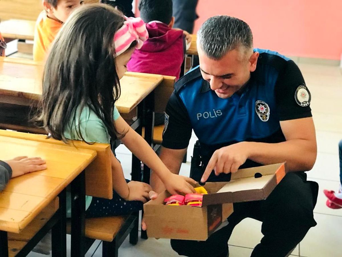 Polislerden Sultangazi'de ilkokula ziyaret