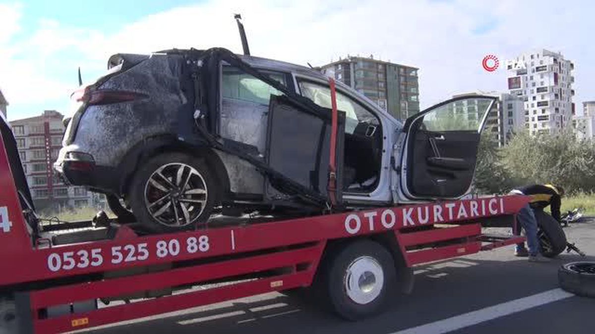 Trafik levhasına çarpan otomobil defalarca takla attı: 1 ölü 2 yaralı