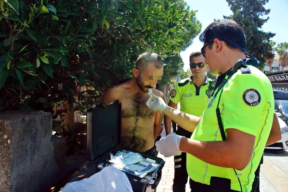 Son dakika haberleri! Uyuşturucunun etkisiyle ortalığı birbirine kattı, polise yakalanınca 'Ne güzel kayıp gidecektim ama aksiyonu siz çıkardınız' dedi