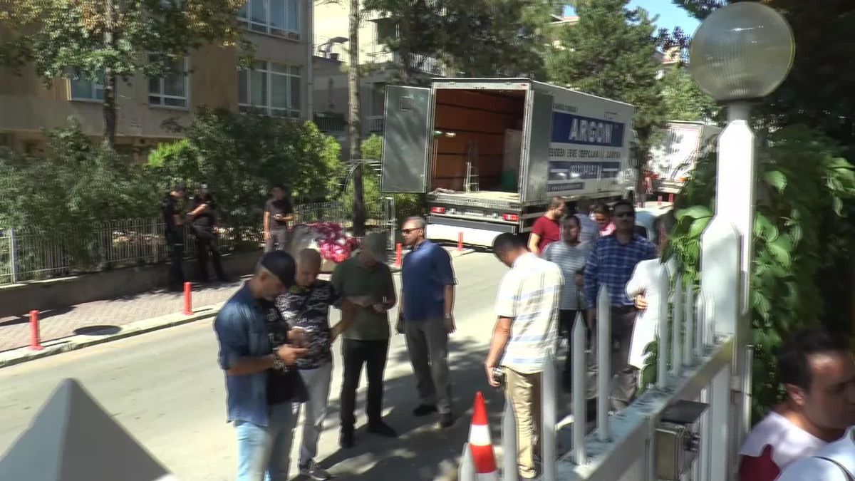 Son dakika haberleri | Ankara'da Öğretmenlerin Yürümesine Polis İzin Vermedi. Eğitim Sen Genel Başkanı Nejla Kurul: 'Türkiye, Yarı Açık Bir Cezaevi Haline Geldi'