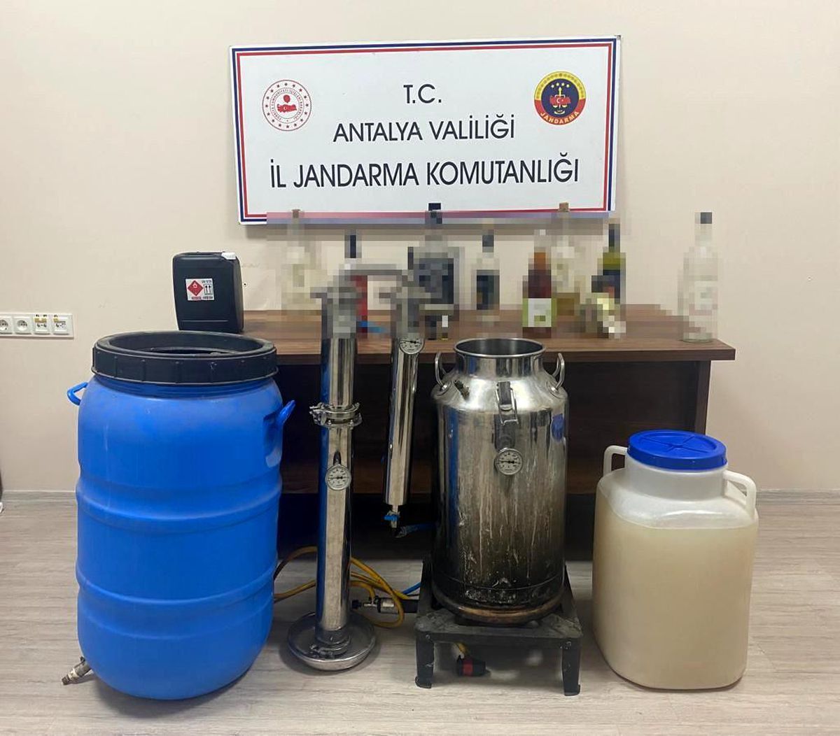 Antalya 3. sayfa haberi... Antalya'da sahte alkol üreticilerine jandarmadan darbe
