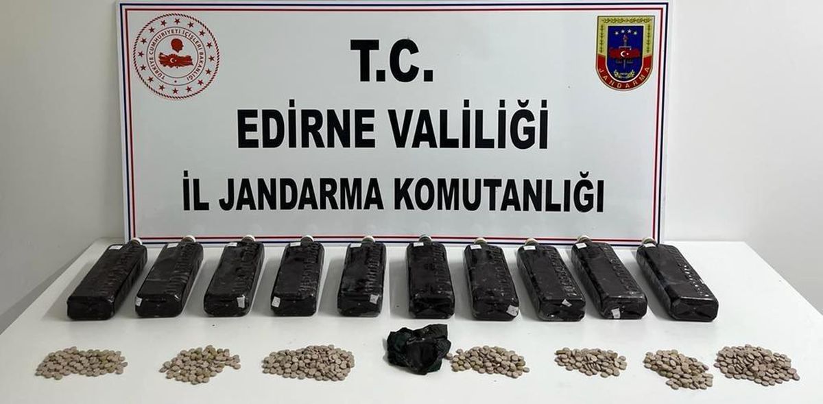 Çantasından 13 kilogram afyon sakızı ile 967 adet uyuşturucu hap çıktı
