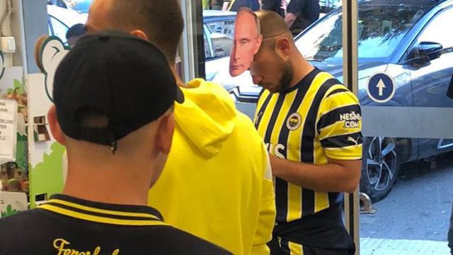 Dinamo Kiev maçı öncesi Kadıköy'de bir Fenerbahçe taraftarı, Putin maskesiyle görüntülendi Dinamo Kiev maçı öncesi Kadıköy'de bir Fenerbahçe taraftarı, Putin maskesiyle görüntülendi