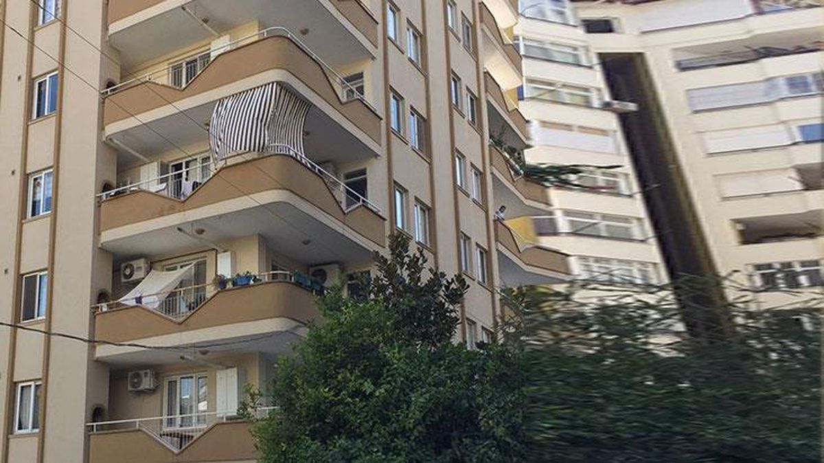 Hakim, evinde çocuklarının da olduğu sırada kafasına sıktığı tek kurşunla intihar etti