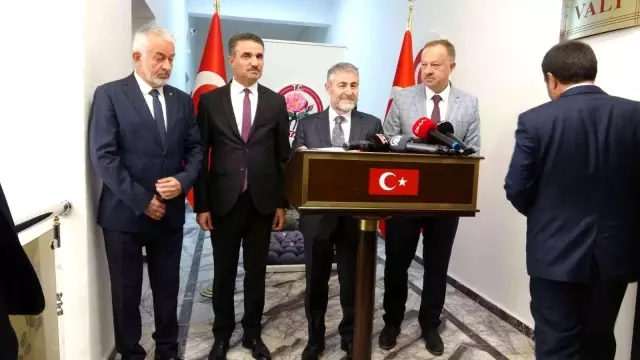 Esnaf, Isparta'yı ziyaret eden Bakan Nebati'den 1 TL basılmasını istedi