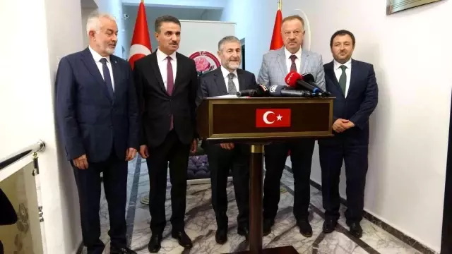 Esnaf, Isparta'yı ziyaret eden Bakan Nebati'den 1 TL basılmasını istedi