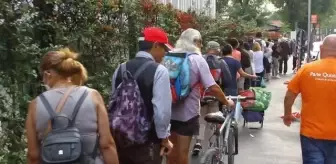 İtalya'da dar gelirli ve yoksul insanlar, temel gıda için kuyruğa giriyor