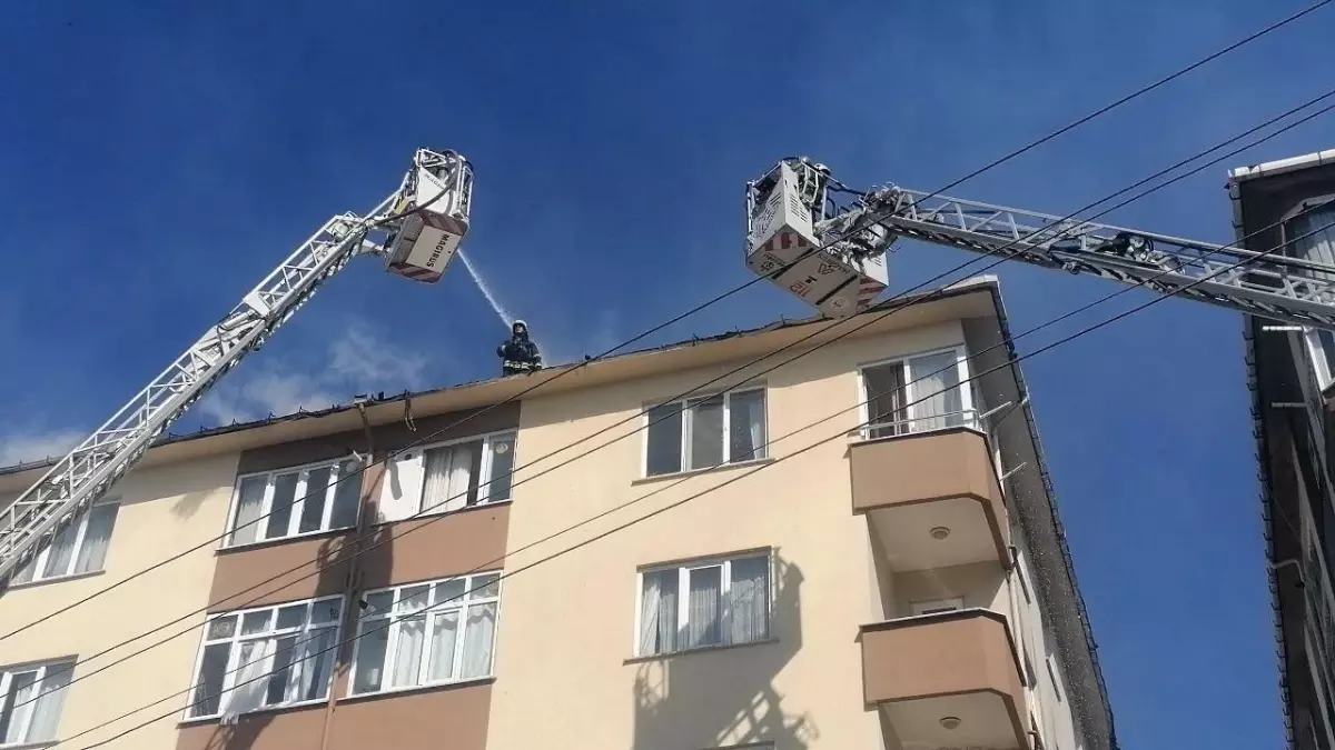 İzolasyon çalışması sırasında yangın çıktı, çatı alev alev yandı