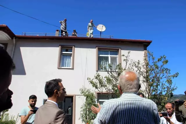 Tapulu arazisi 19 kişiyle ortak yapılan aile, benzin bidonuyla çatıya çıkıp eylem yaptı Tapulu arazisi 19 kişiyle ortak yapılan aile, benzin bidonuyla çatıya çıkıp eylem yaptı