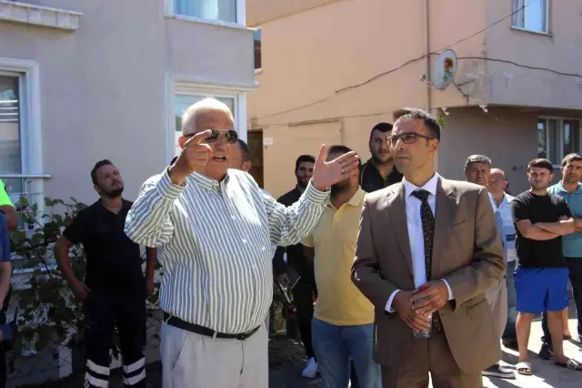 Tapulu arazisi 19 kişiyle ortak yapılan aile, benzin bidonuyla çatıya çıkıp eylem yaptı Tapulu arazisi 19 kişiyle ortak yapılan aile, benzin bidonuyla çatıya çıkıp eylem yaptı