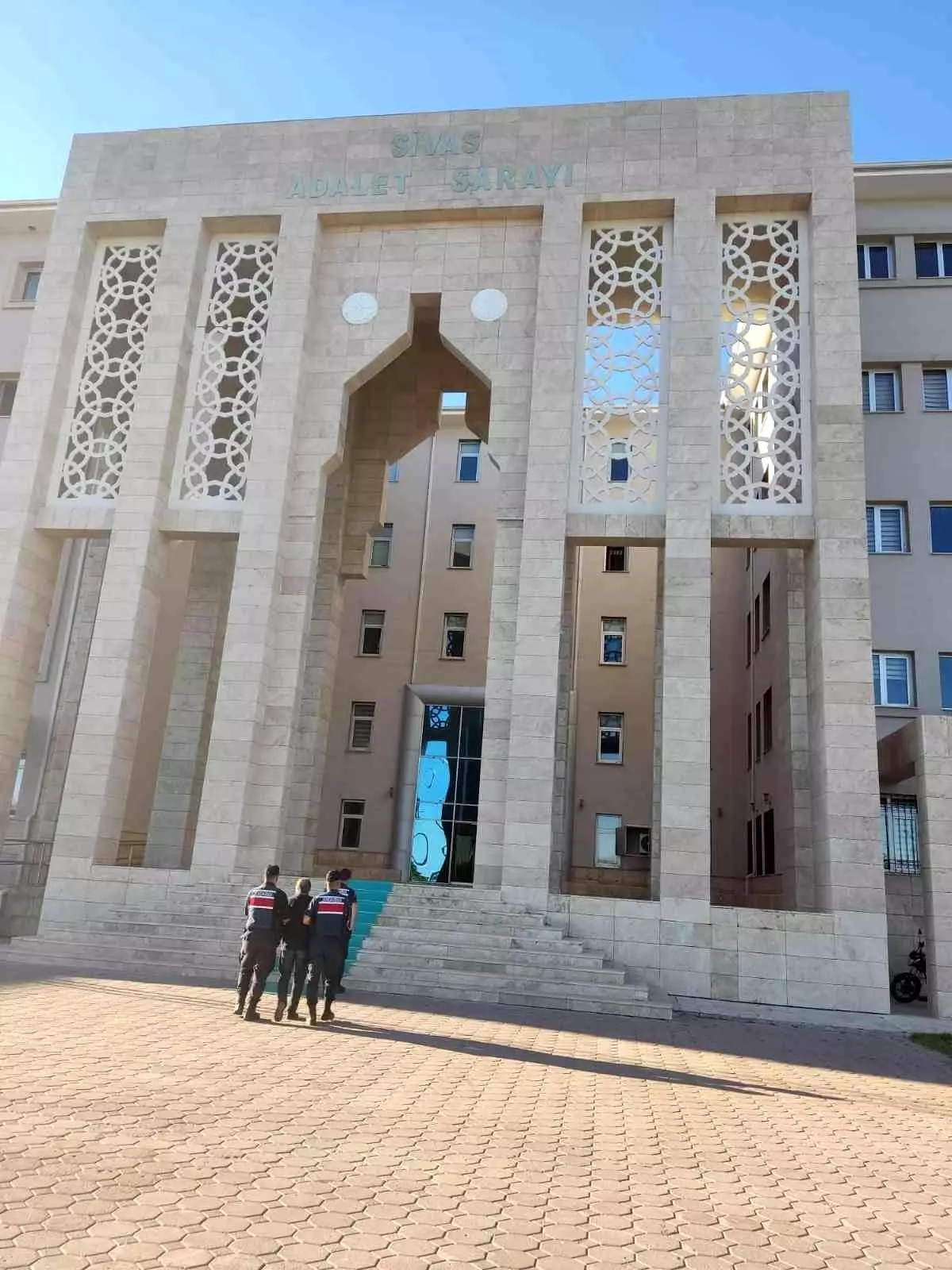 10 yıl sonra yakayı ele verdi, ceza evini boyladı