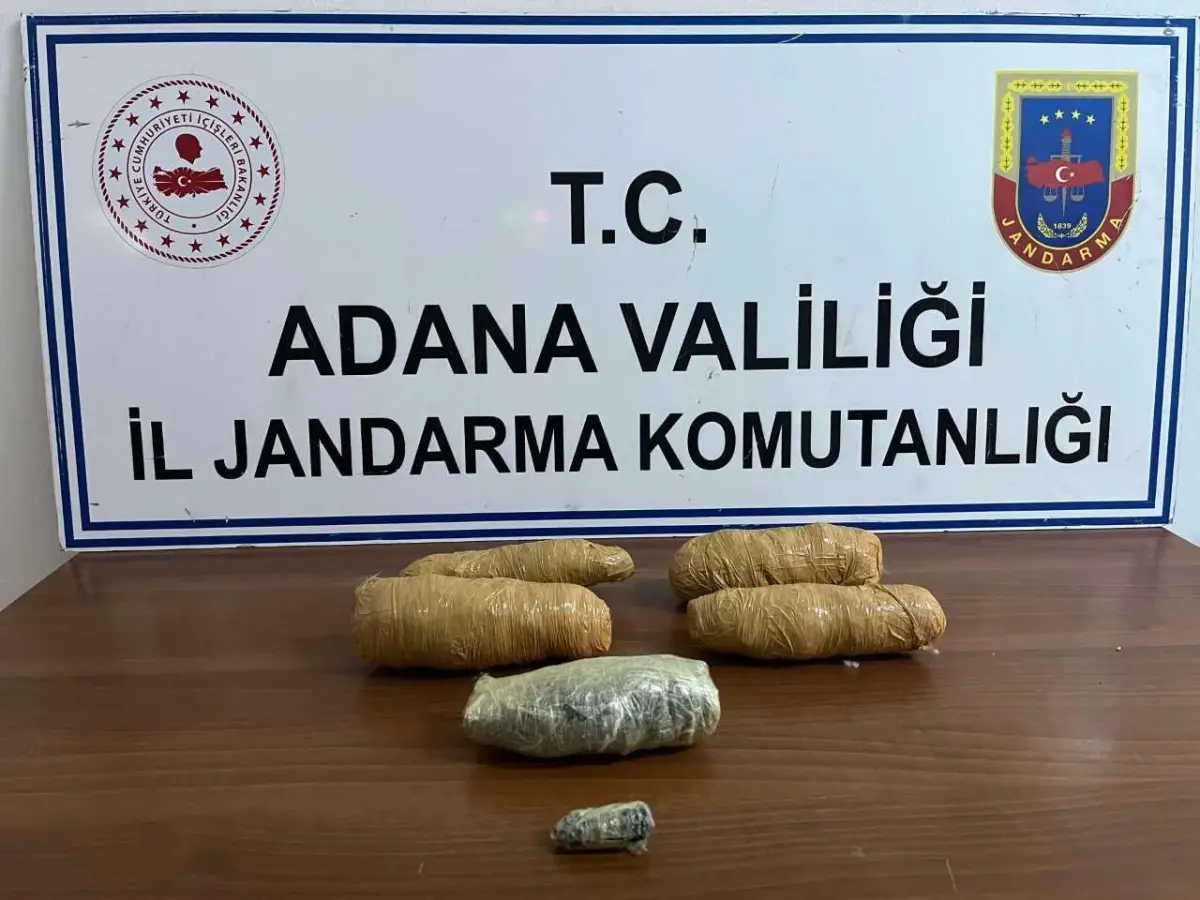 Adana gündem haberleri... Adana'da yolcu otobüsünde yastığın içine uyuşturucu saklayan zanlı yakalandı
