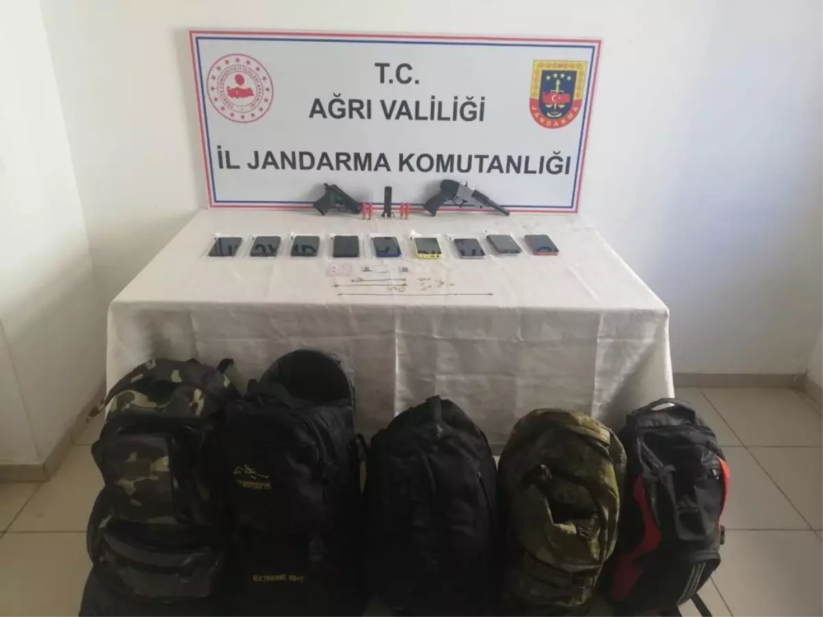 Son dakika haberleri... Ağrı'da göçmen kaçakçılığı yaptıkları öne sürülen 4 kişi tutuklandı