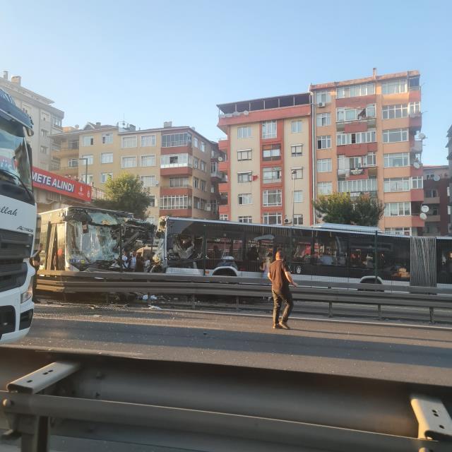 Avcılar'da iki metrobüsün kafa kafaya çarpıştığı kazadan gelen ilk görüntüler korkunç
