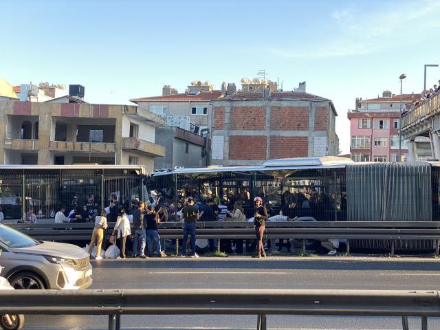 Avcılar'da iki metrobüsün kafa kafaya çarpıştığı kazadan gelen ilk görüntüler korkunç