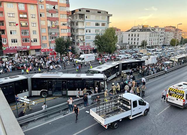 Avcılar'da iki metrobüsün kafa kafaya çarpıştığı kazadan gelen ilk görüntüler korkunç