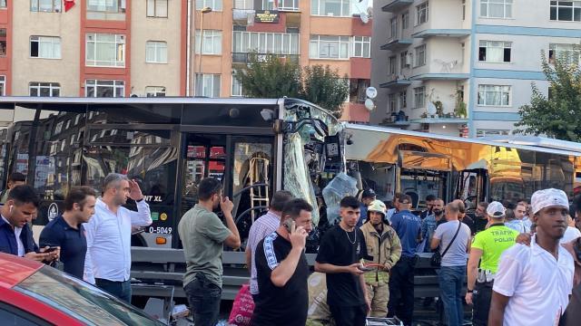 Avcılar'da iki metrobüsün kafa kafaya çarpıştığı kazadan gelen ilk görüntüler korkunç