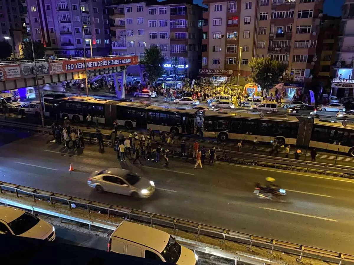 Avcılar'da metrobüsler kafa kafaya çarpıştı: 42 yaralı