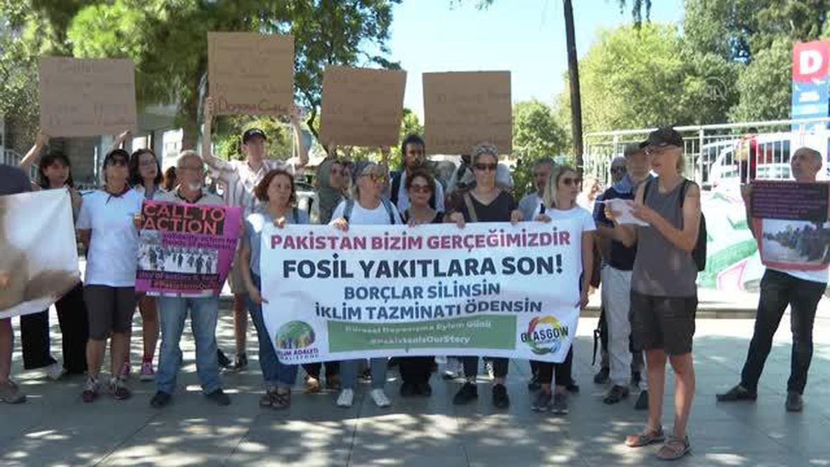 Beşiktaş'ta toplanan grup Pakistan'daki selde iklim krizine dikkati çekti