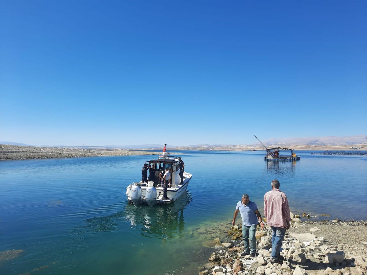 Elazığ haber | Elazığ'da Keban Baraj Gölü'nde balıkçı teknesi battı