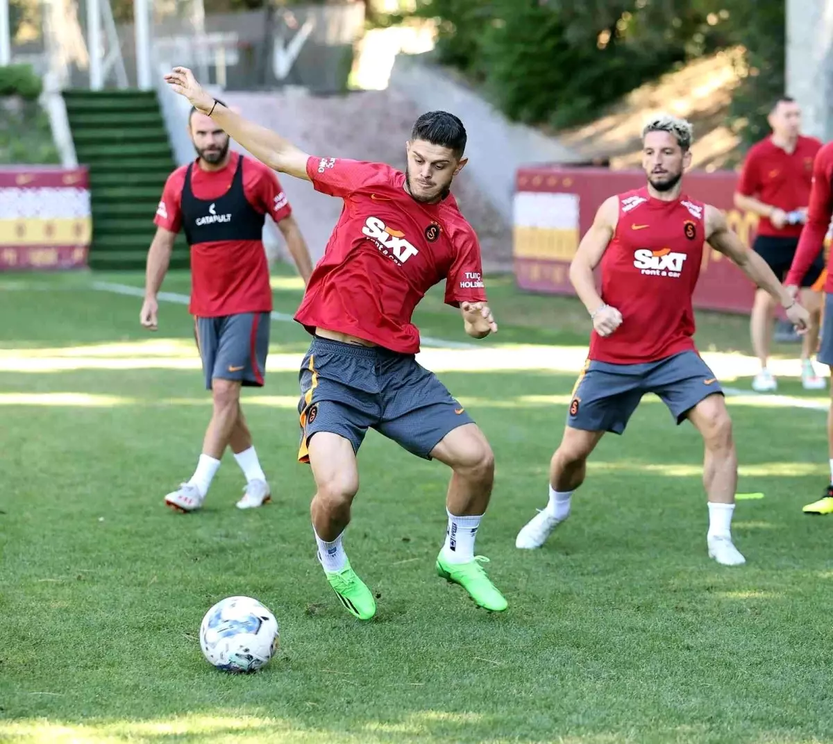 Galatasaray'da yeni futbolcular ilk antrenmanına çıktı