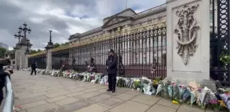 İngiltere'de halk, Buckingham Sarayı'nın önüne çiçek bıraktı
