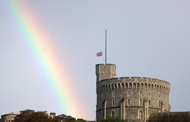 İngiltere Kraliçesi 2. Elizabeth'e tapıyorlar! İngiliz gazete gökyüzündeki bir bulutu İngiltere Kraliçesi 2. Elizabeth'e benzetti İngiltere Kraliçesi 2. Elizabeth'e tapıyorlar! İngiliz gazete gökyüzündeki bir bulutu İngiltere Kraliçesi 2. Elizabeth'e benzetti