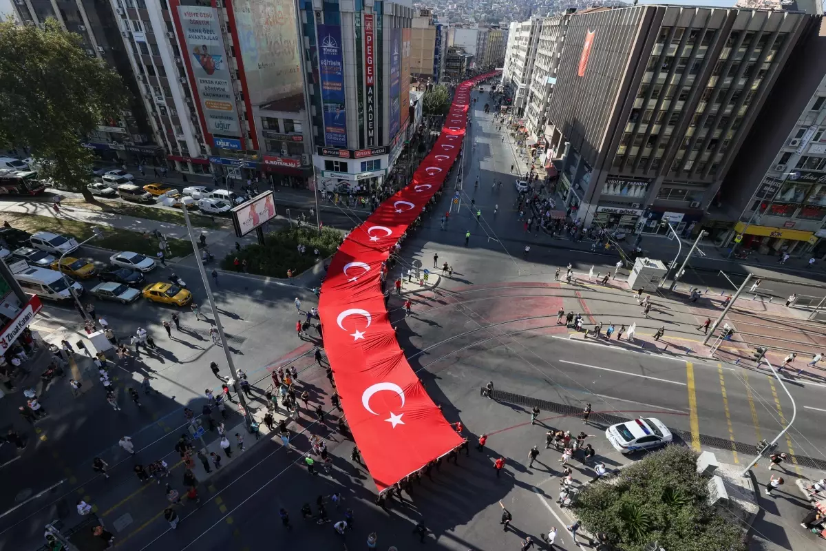 İzmir haberi: İzmir'in düşman işgalinden kurtuluşunun 100. yıl dönümü dolayısıyla Zafer Yürüyüşü düzenlendi