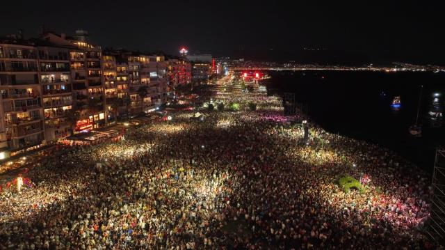İzmir Tarkan konseri görüntüleri! İzmir kutlama görüntüleri HD