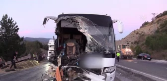 KASTAMONU - Otobüs ile traktör çarpıştı, 1 kişi öldü, 12 kişi yaralandı (2)