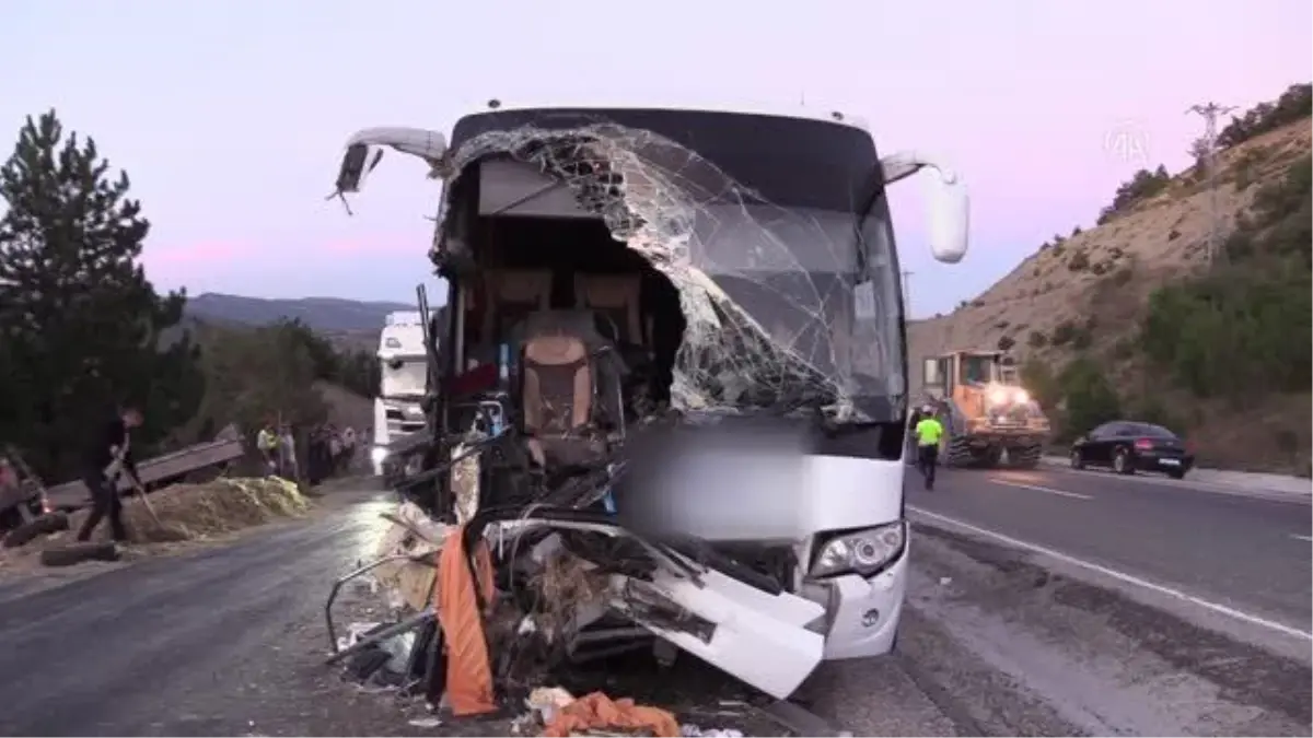 KASTAMONU - Otobüs ile traktör çarpıştı, 1 kişi öldü, 12 kişi yaralandı (2)