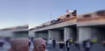 Metrobüsler kazası nedeniyle yolcular yürüyerek durağa ulaştı