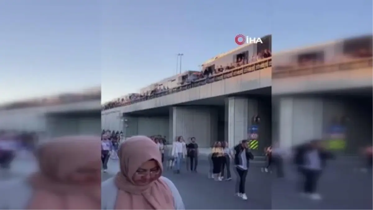 Metrobüsler kazası nedeniyle yolcular yürüyerek durağa ulaştı
