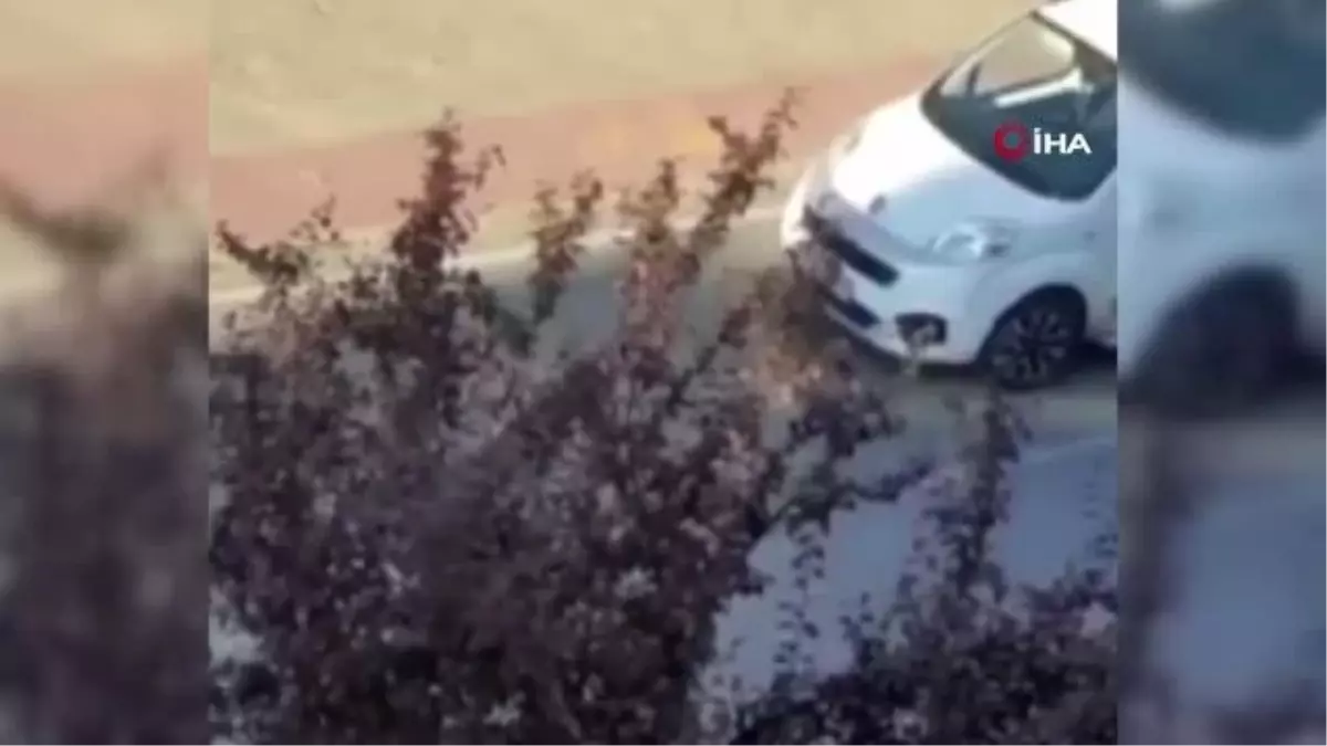 Son dakika haberi... Silahlı yol verme tartışması kamerada: Kamyonetiyle otomobilin önünü kesti, tabancayla camlarına vurdu