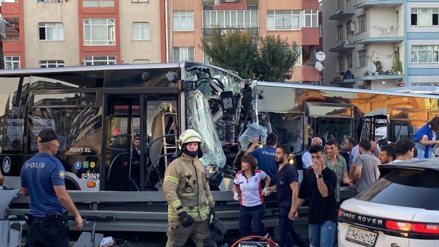 Son dakika! Avcılar'da iki metrobüs kafa kafaya çarpıştı: Çok sayıda yaralı var