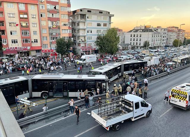 Son dakika! Avcılar'da iki metrobüs kafa kafaya çarpıştı: Çok sayıda yaralı var