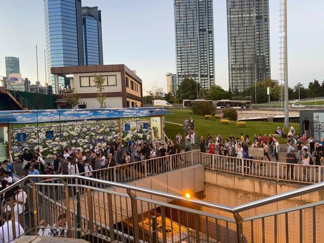 Son dakika haberleri! Metrobüs kazası nedeniyle yolcular yürüyerek durağa ulaştı