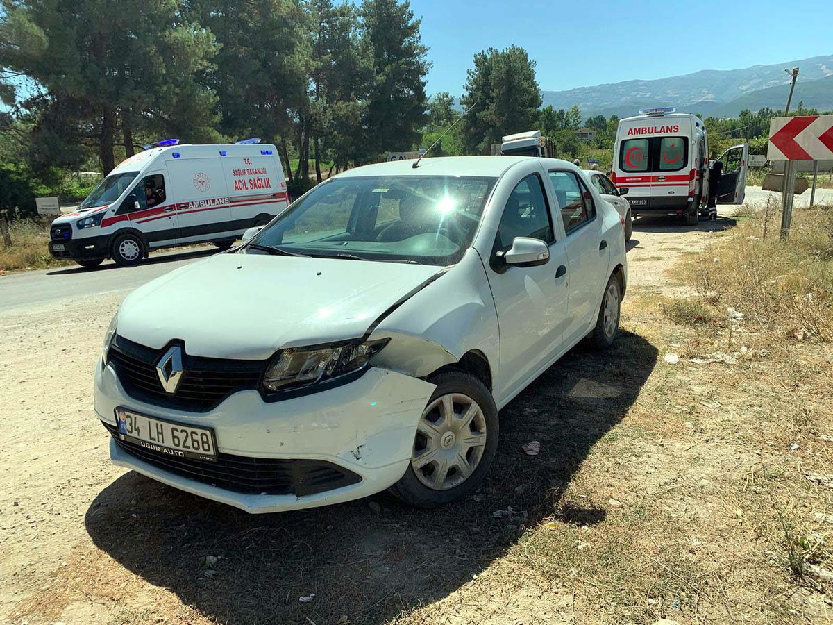 Son Dakika | Tokat'ta iki otomobilin çarpıştığı kazada 3 kişi yaralandı