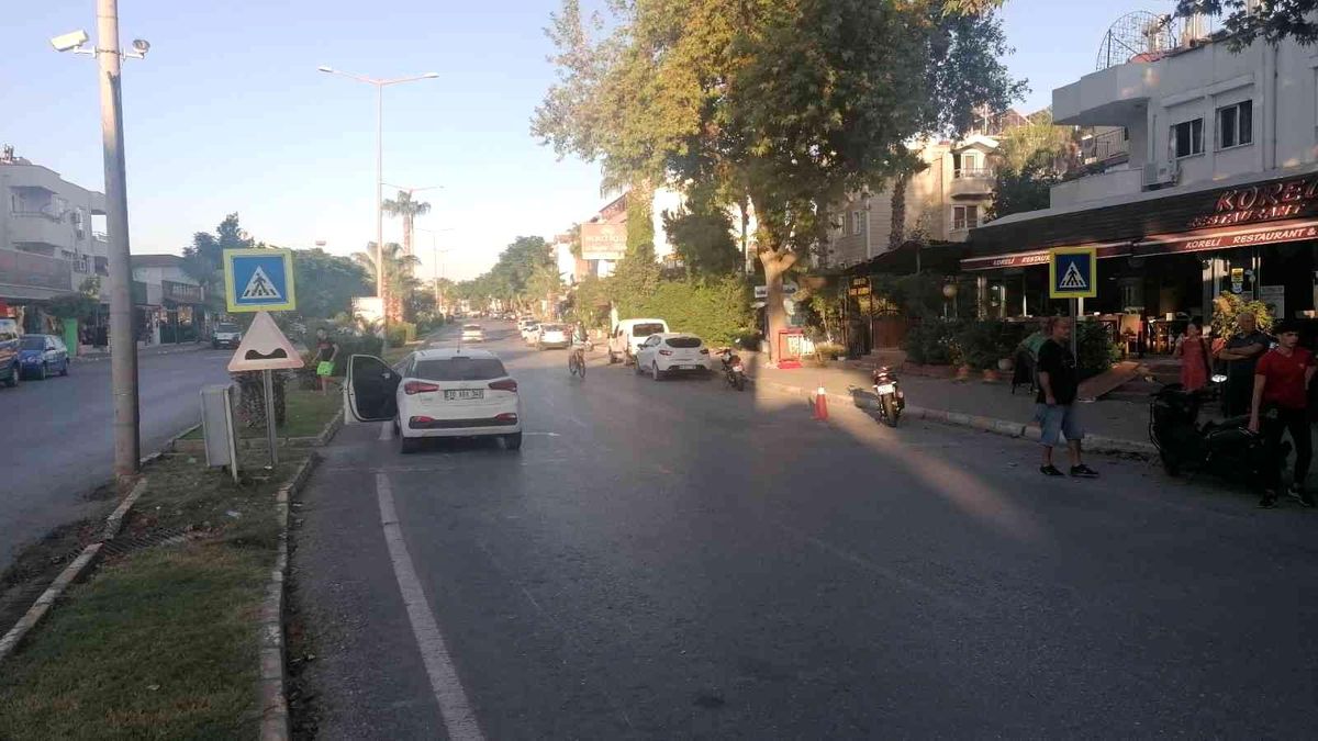 Yayalara yol vermek için duran otomobilin altına girdimotosiklet sürücünün otomobile arkadan çarptığı anlar güvenlik kamerasına yansıdı