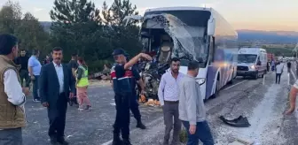 Yolcu otobüsü ile traktör çarpıştı: 1 ölü, 10 yaralı