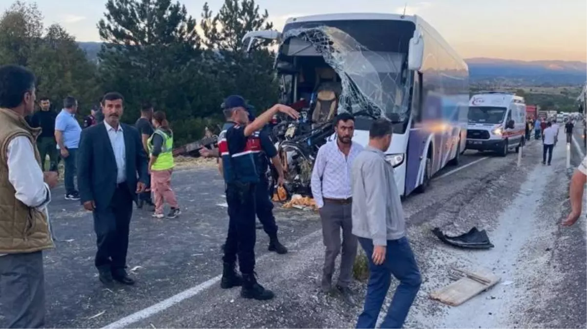Yolcu otobüsü ile traktör çarpıştı: 1 ölü, 10 yaralı